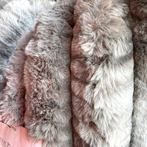 🎉HP🎉 Set of 2 Luxurious, plush faux fur accent pillows! Super soft & comfy! - Picture 6 of 13